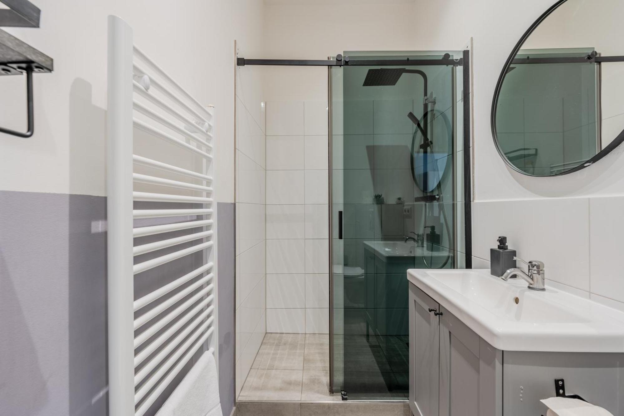 Apartment Spacious, 3 Flat With Gym & Play Area *
