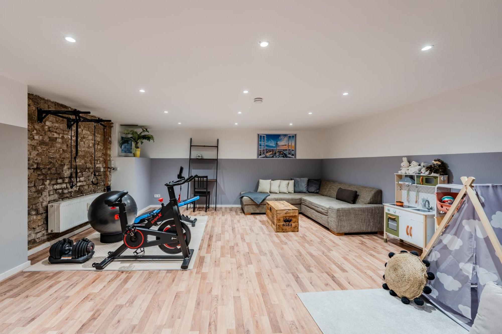Apartment Spacious, 3 Flat With Gym & Play Area *